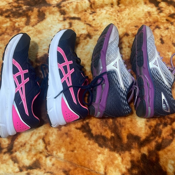 Two pairs of running shoes size 7 ASICS and Mizuno - Picture 3 of 9